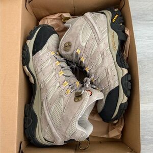 Merrill hiking boots -NWT Moab 2 vent mid J06048